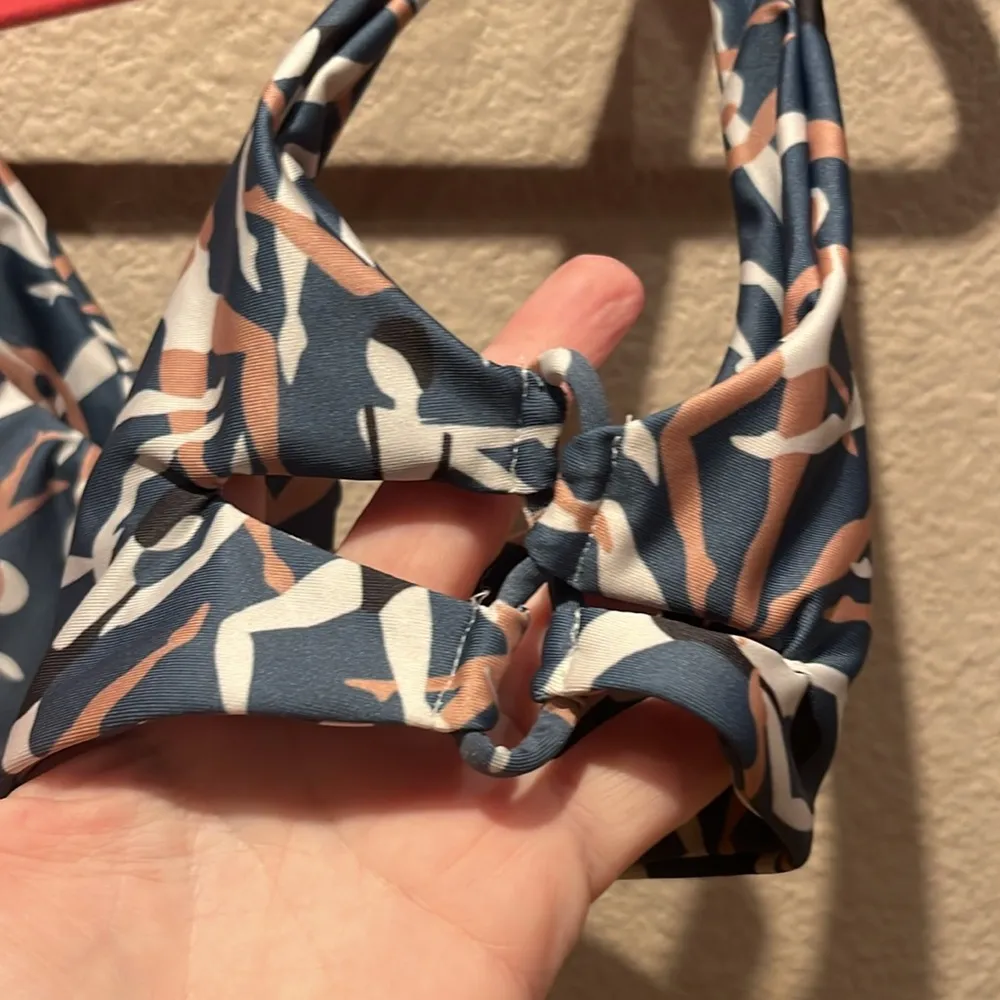 Stone Fox Swim Women’s Bikini Top Swimmer Diving design Size XS - Image 3