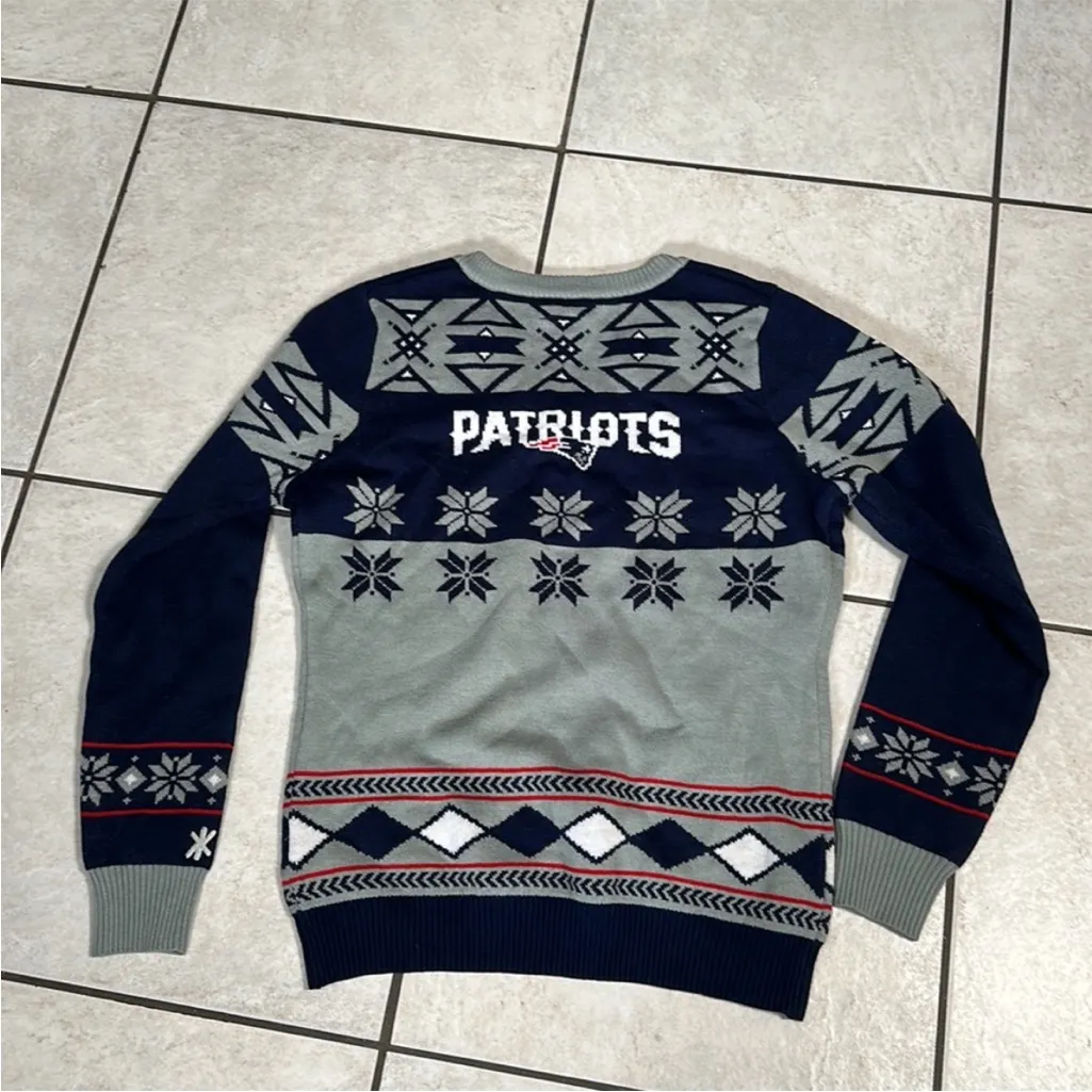 $25 was $32 NFL V-Neck New England fair isle sweater Sweater Blue and Gray small - Image 10