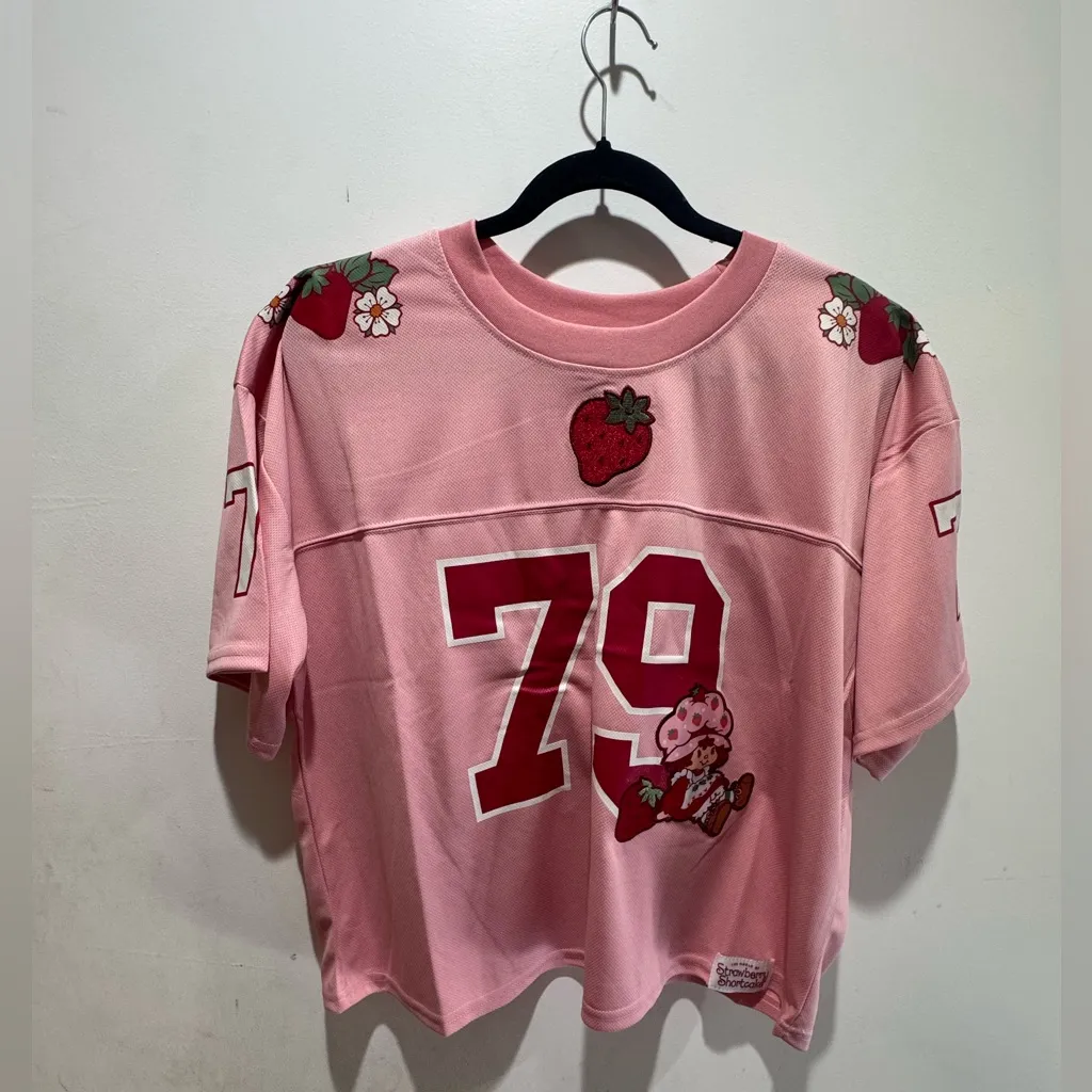 Strawberry Shortcake and Custard Cat Women's Cropped Pink Football Jersey - Image 4