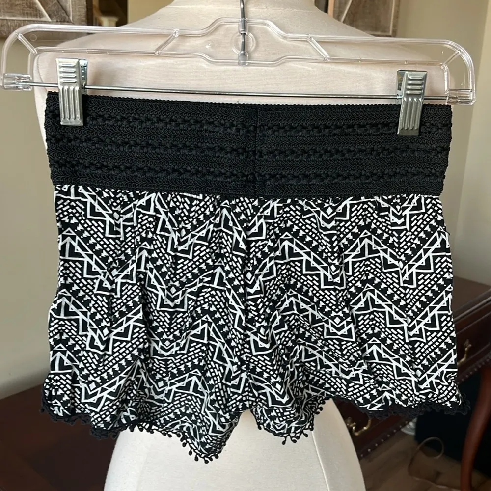 Shorts Elastic Waist Black White Print Tribal Aztec Silky - Image 13