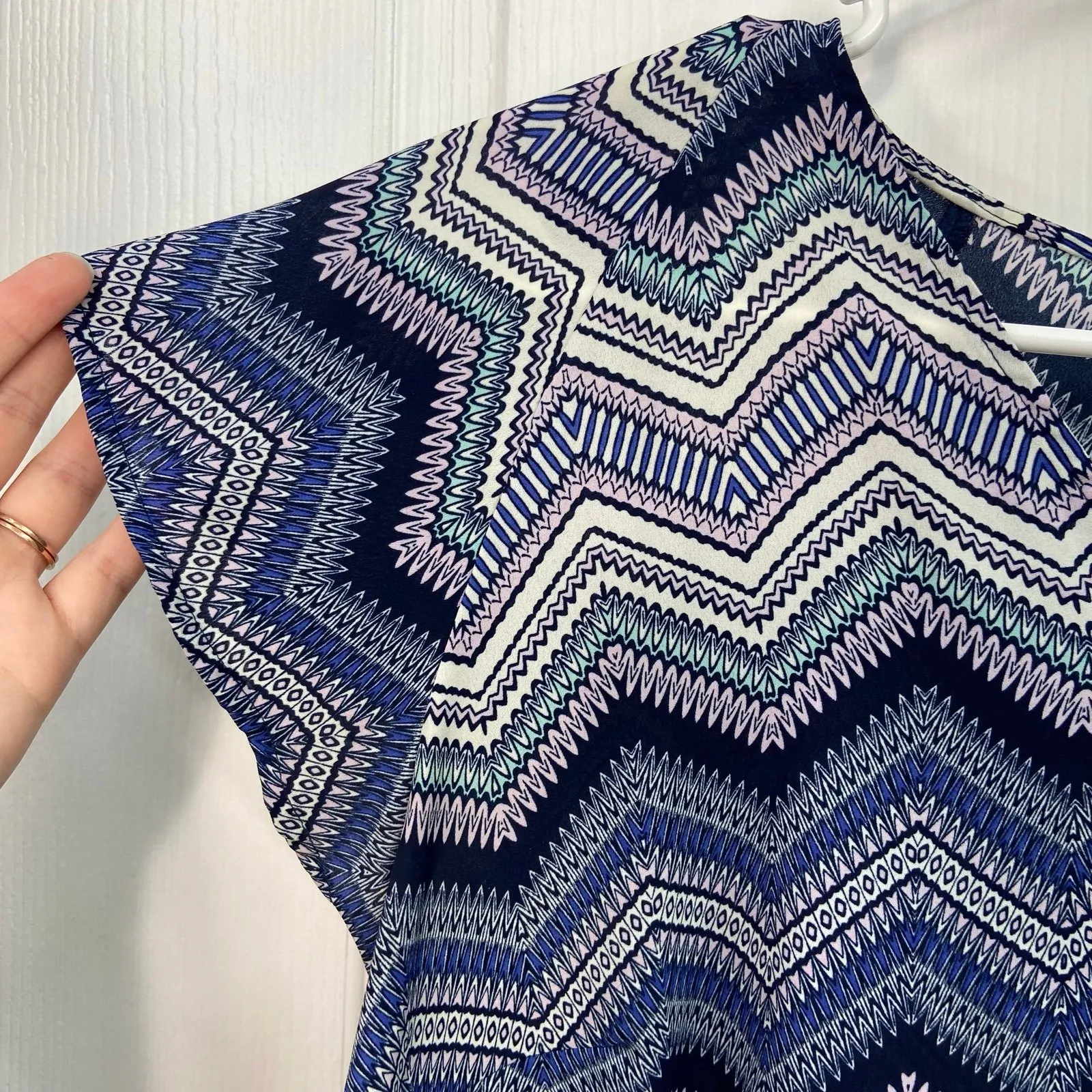 Maurices blue purple geometric zig zag lightweight cap sleeve blouse top large - Image 2