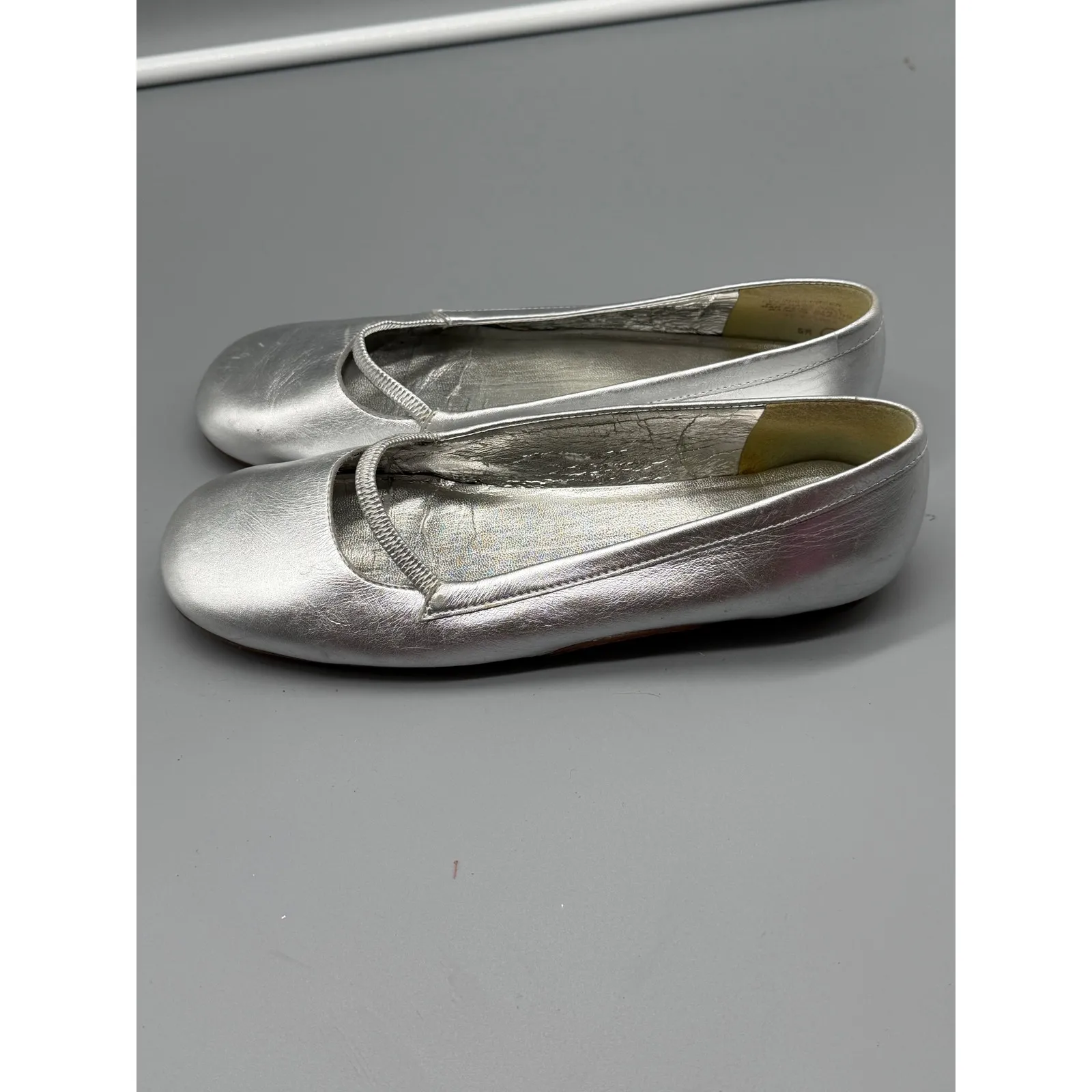Nine West Metallic Silver Ballet Flats Women Size 6M Slip On Shoes Leather - Image 3