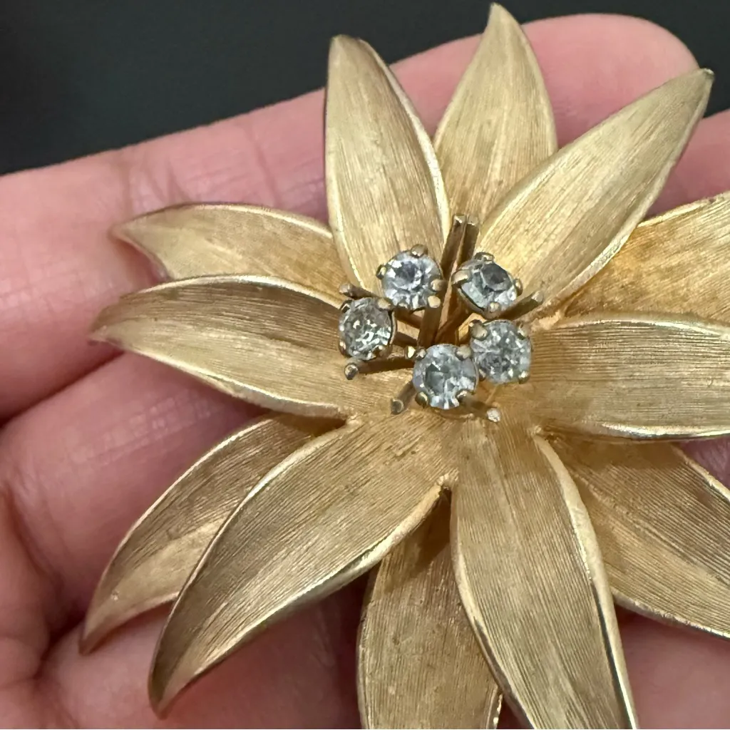 Vintage Unsigned Textured Gold Tone Rhinestone Center 3D Flower Brooch 25g. - Image 7
