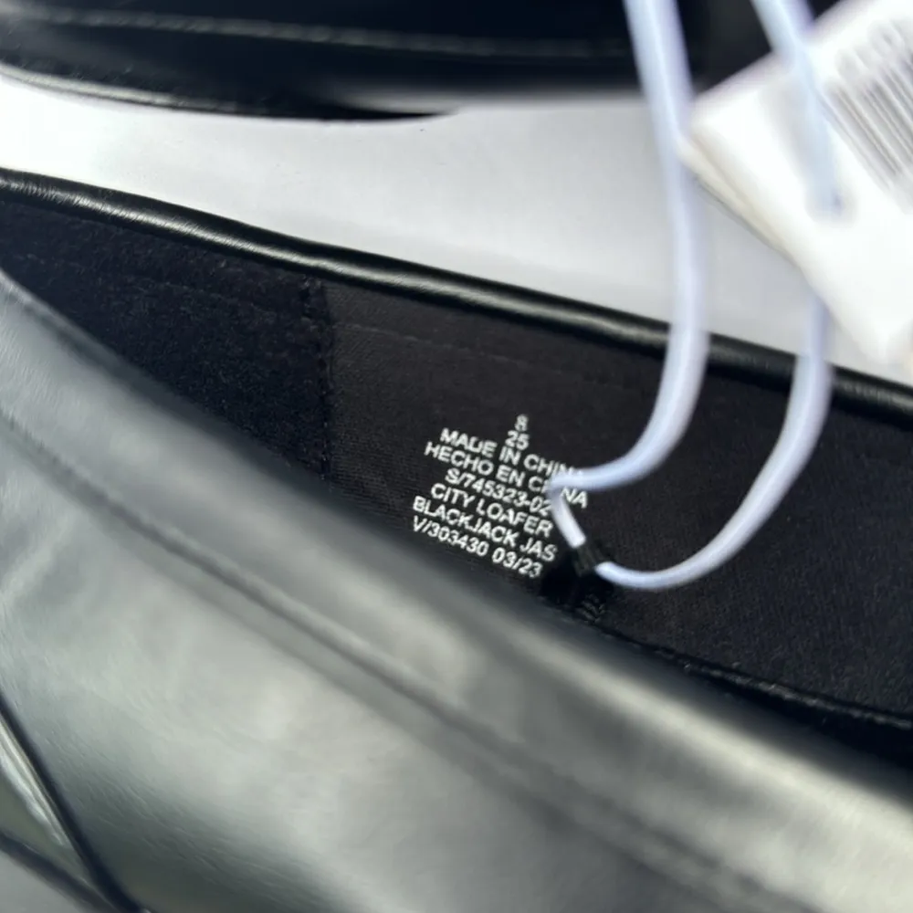 Old Navy Women's Low Heel Preppy Style Black Modern Penny Loafer Sz 8 - Image 5