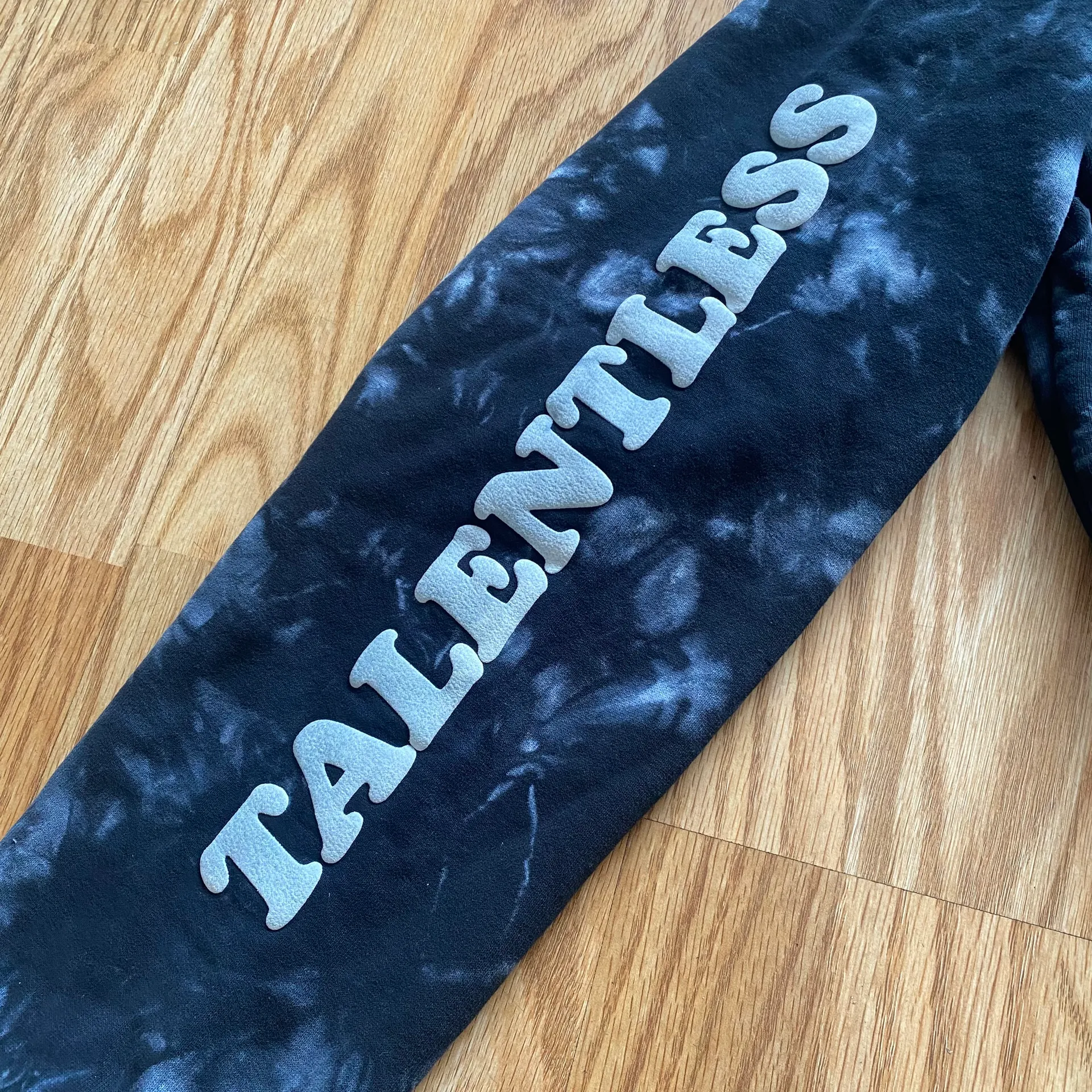 TIE DYE CLASSIC HOODIE IN BLACK CRYSTAL WASH - Image 4