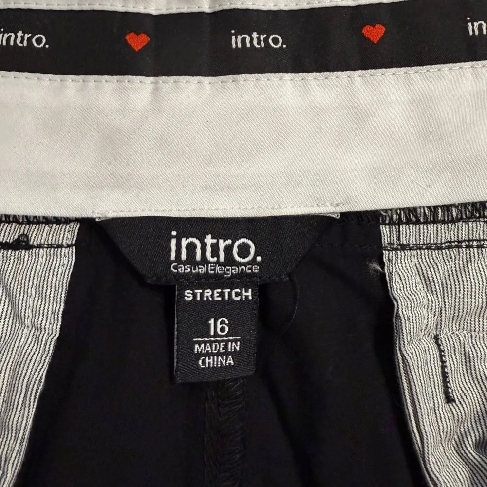 Intro Black Stretch Capri. Front pockets. Two Button closure. Zip. Size 16. - Image 3