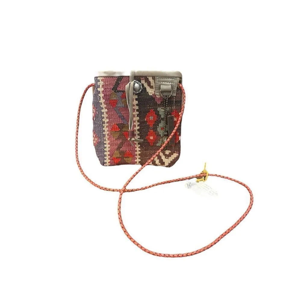 Vintage wool klum leather pocket backing trim woven strap. New with tag
Cutest Red - Image 4