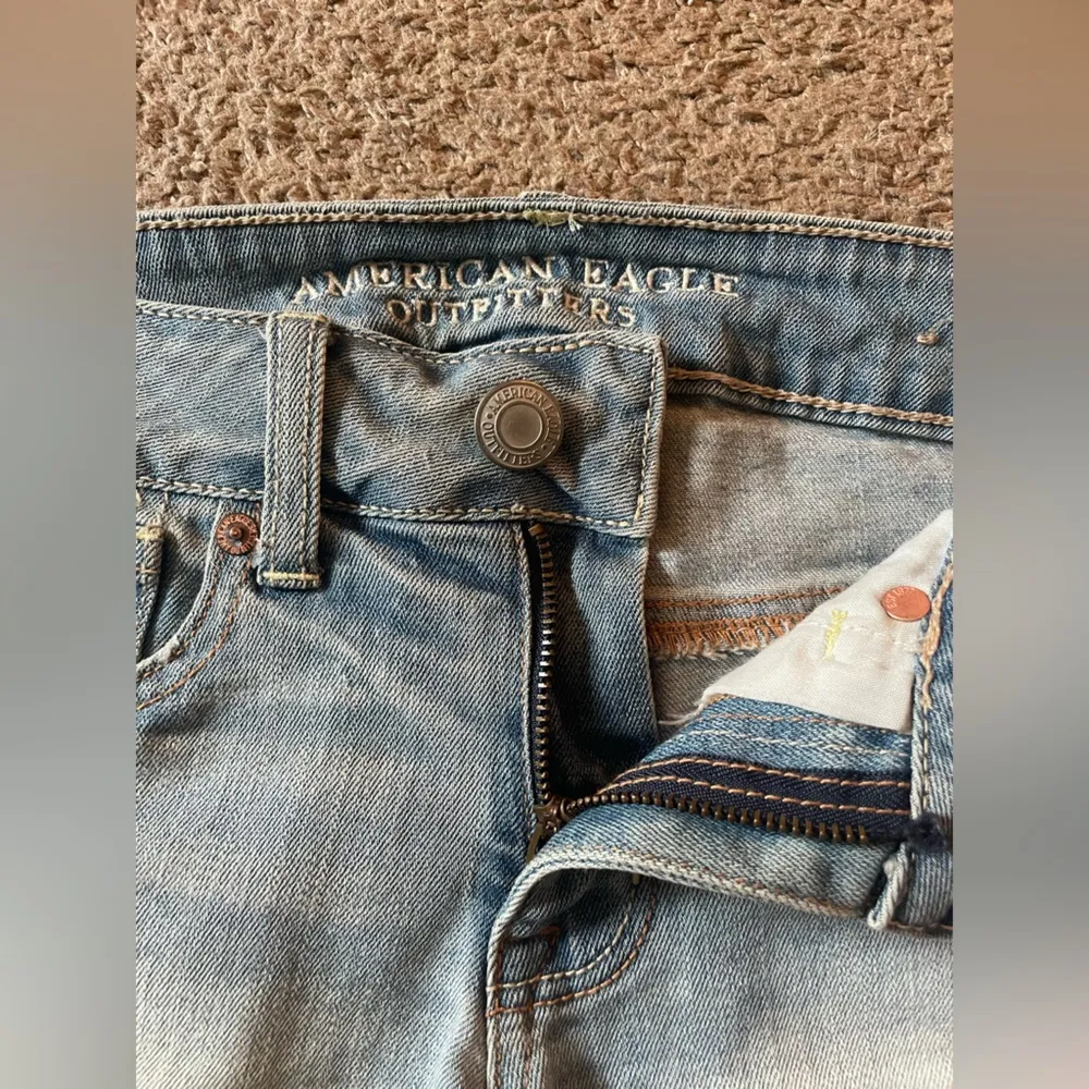 American Eagle Shortie Distress Blue White Washed Denim Jean Shorts Lace Pockets - Image 2