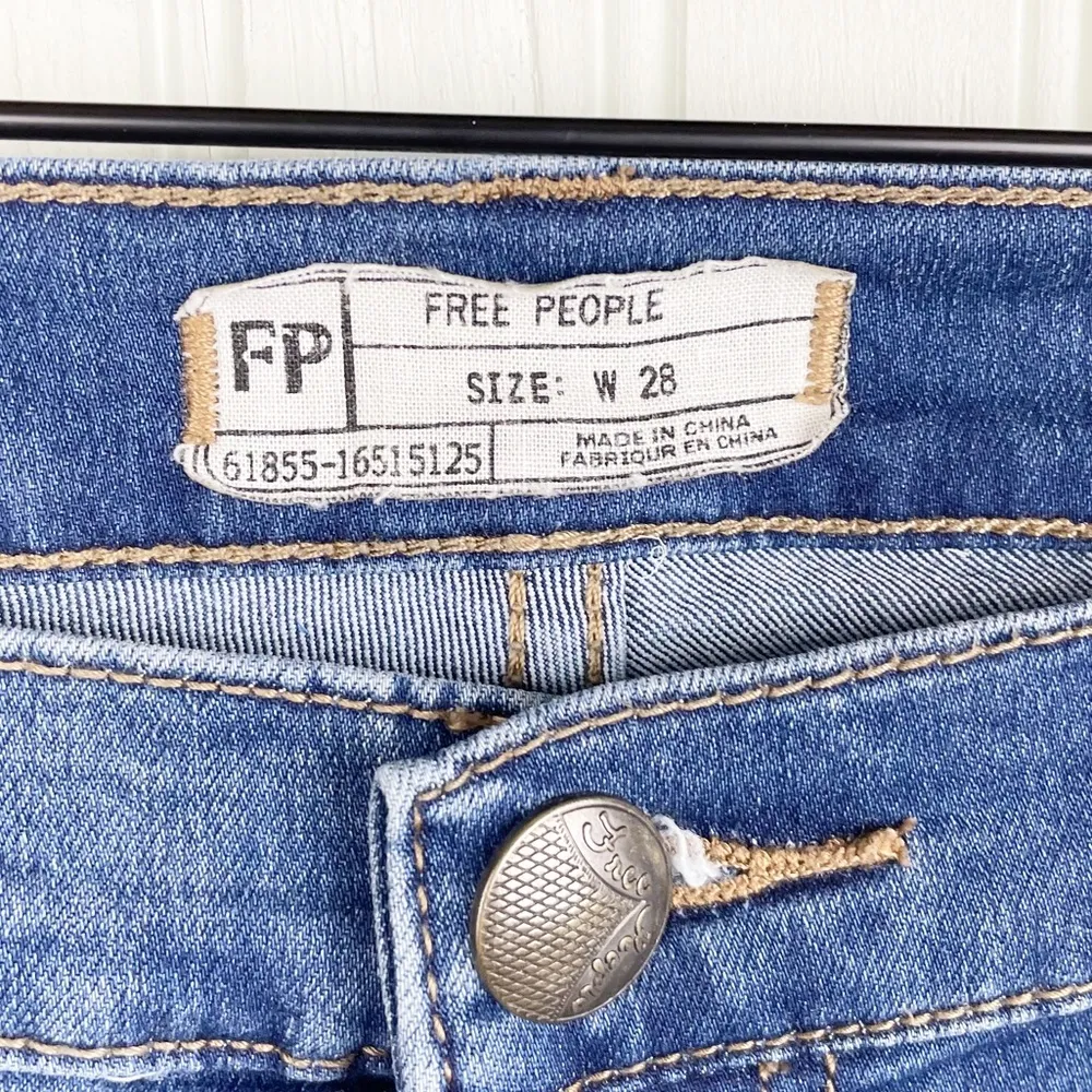 Free People Low Rise Slim Kick Cropped Jeans in Vista Wash Women's Size 28 - Image 5