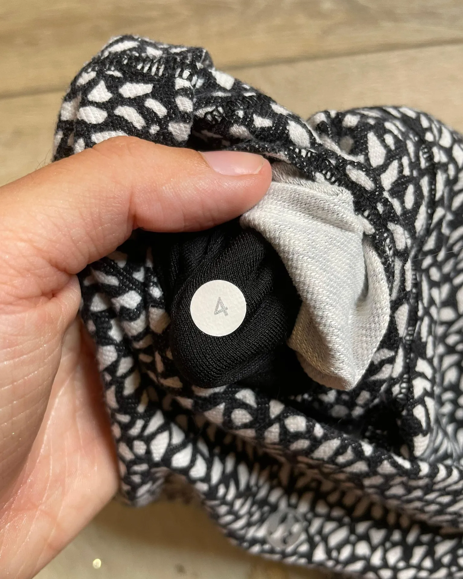 Black And White Crop Cotton Leggings - Image 3