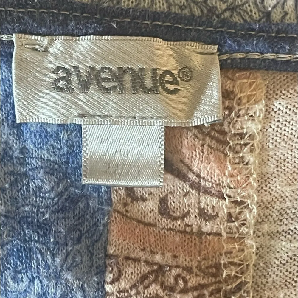 Avenue 22/24 Plus V-Neck Paisley Floral Beaded Embellished Short Sleeve Top - Image 3