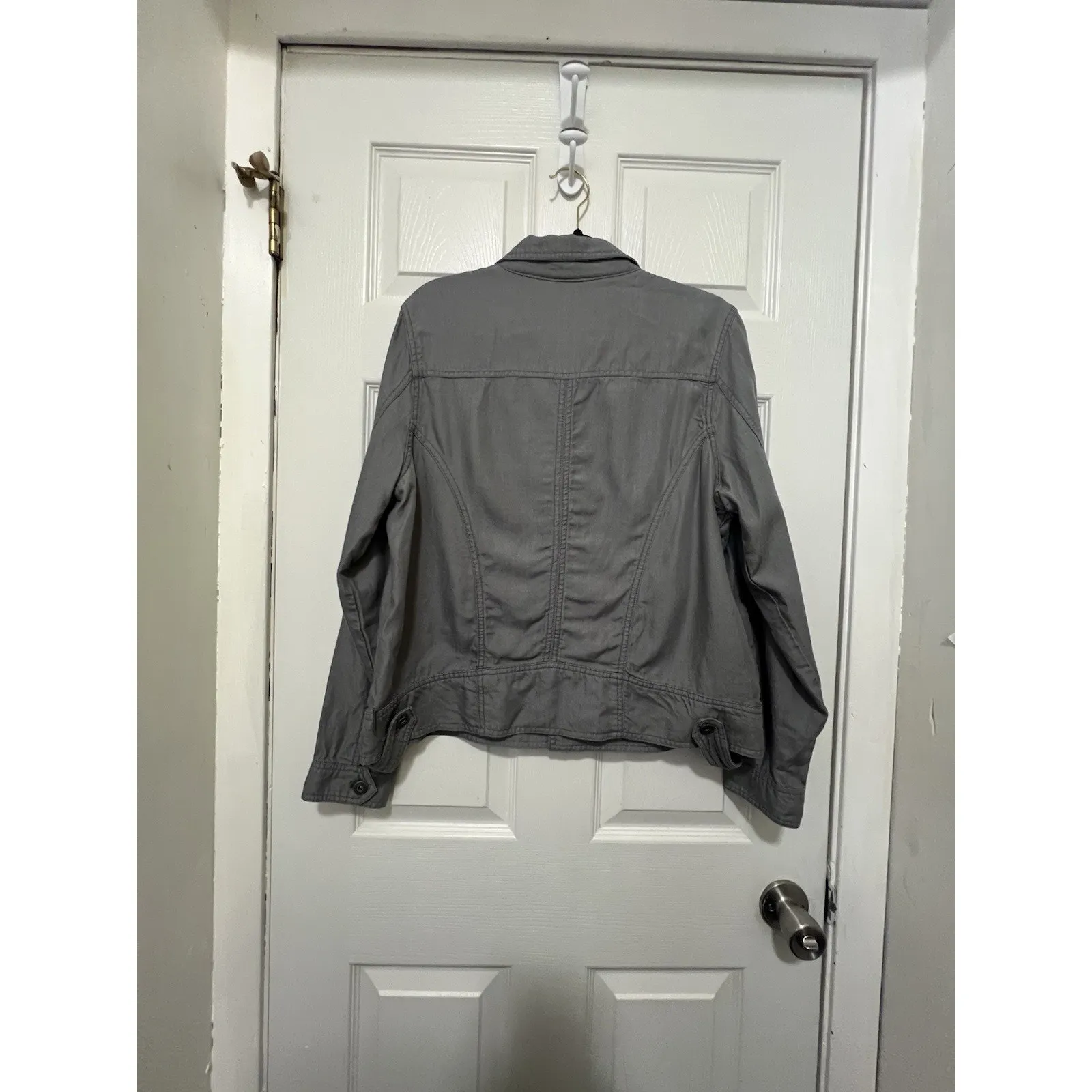 Tahari Women’s Grey Shacket Jacket Size Large Button Front Casual Outerwear - Image 2