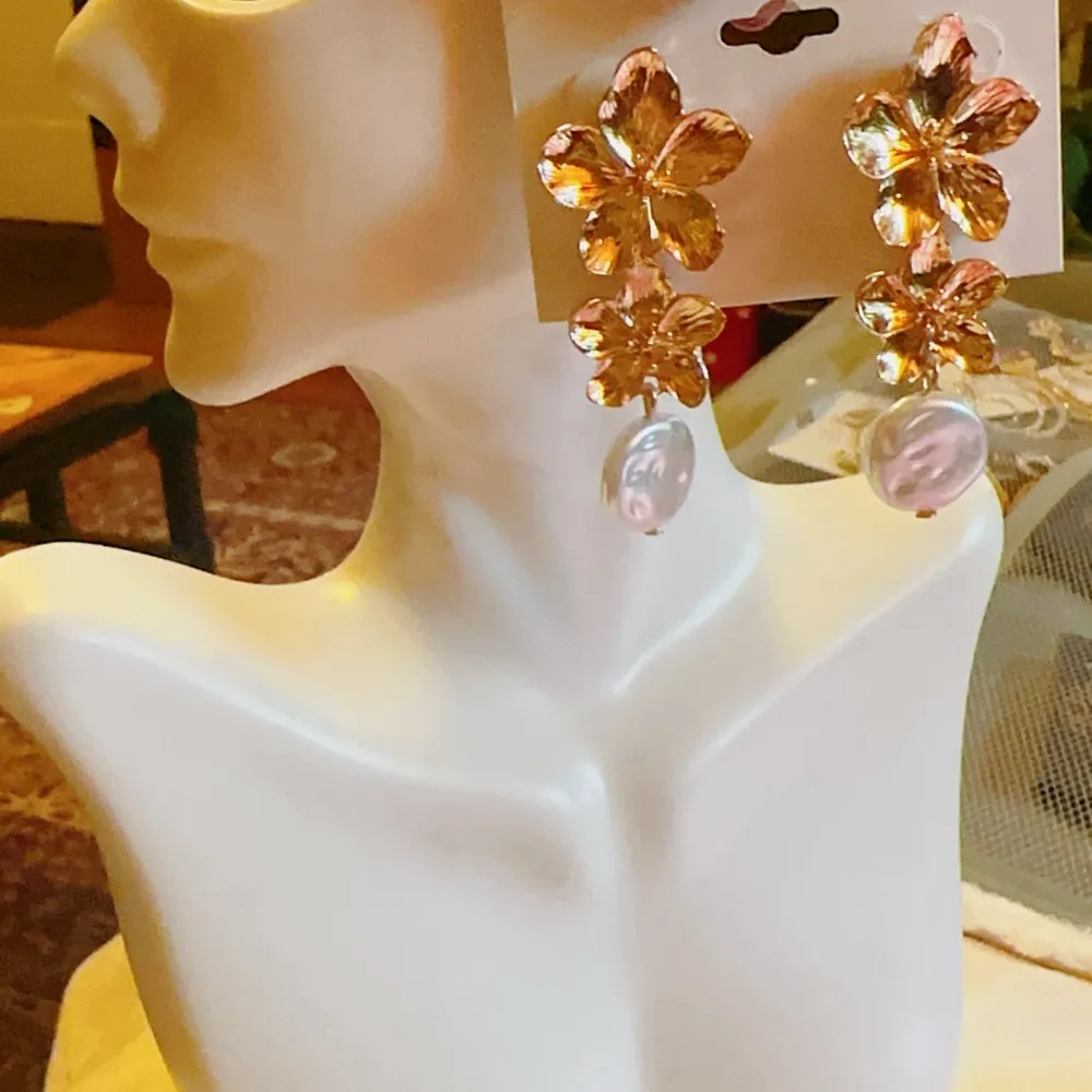Noir gold flower pearls drop earrings light weight - Image 3