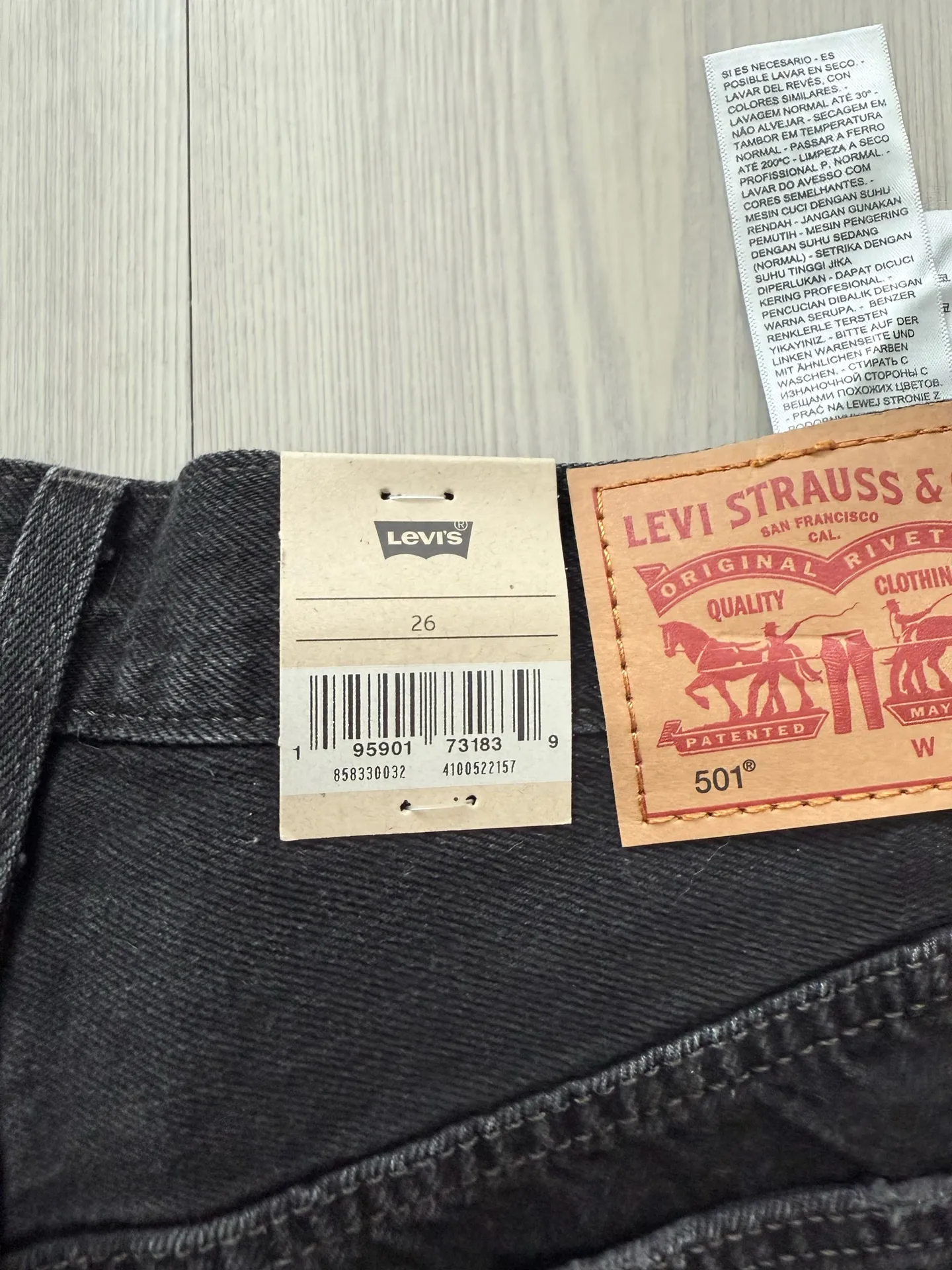 Levi’s 501 midi shorts black denim  - Image 5