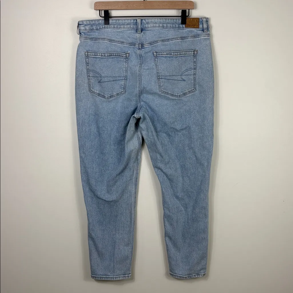 American Eagle Strigid Mom Jeans Women’s Size 16 Light Wash Denim Blue Relaxed - Image 7