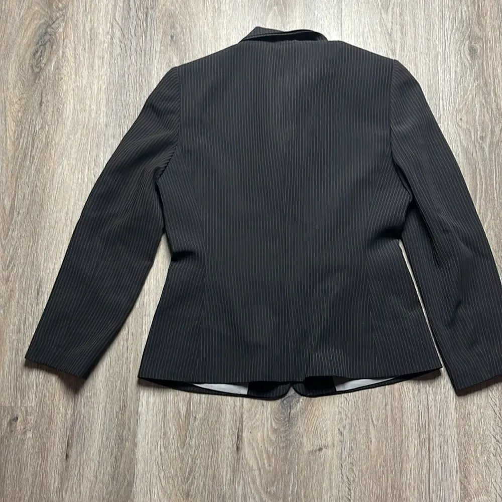 Tahari Arthur S. Levine Black Pinstripe Blazer Size 6 - Image 9