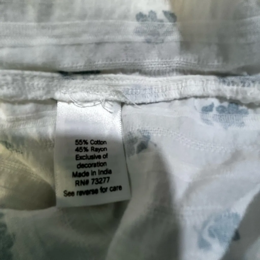 Women's White and Blue Patterned Button Down Shirt Size L - Image 7