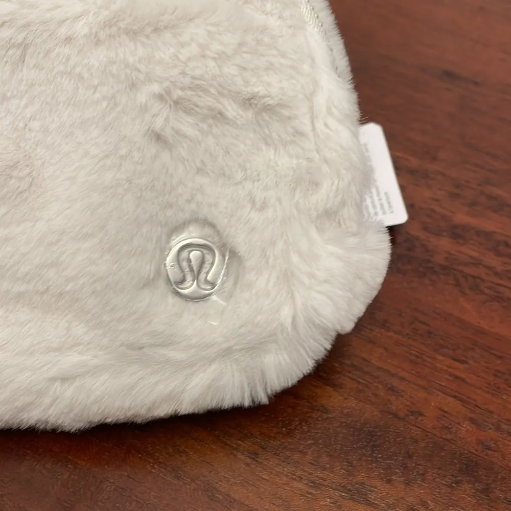 Lululemon  Everywhere Belt Bag Plush Fleece Bone Silver NWT - Image 4
