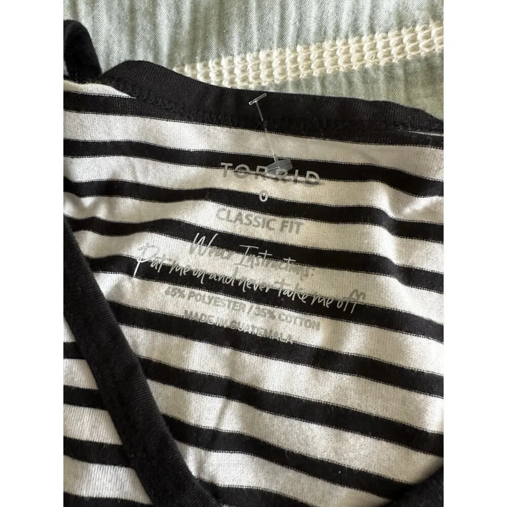 Torrid Classic Fit Black White Stripe V-Neck Short Sleeve T-shirt Size 0 NWOT - Image 3