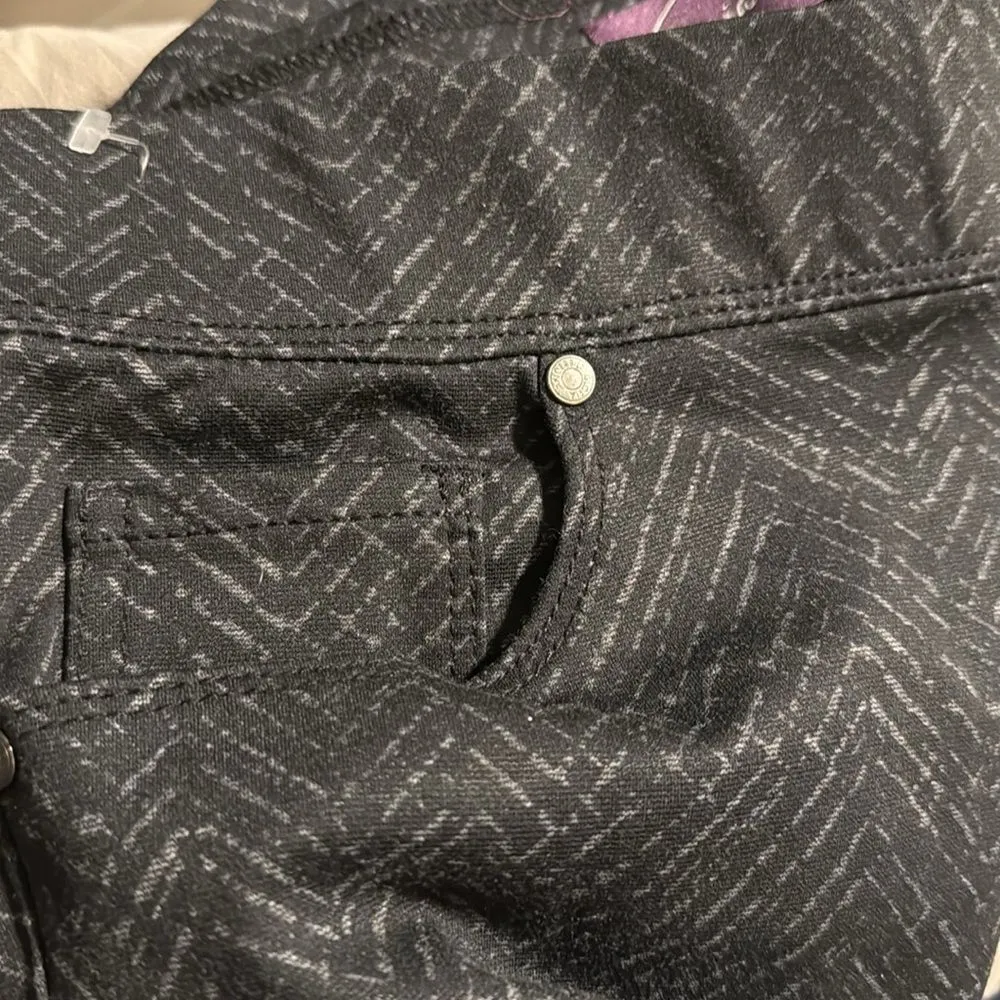 Gloria Vanderbilt Avery Straight-Leg Pants Size 8 Black Gray Zigzag Print - Image 2