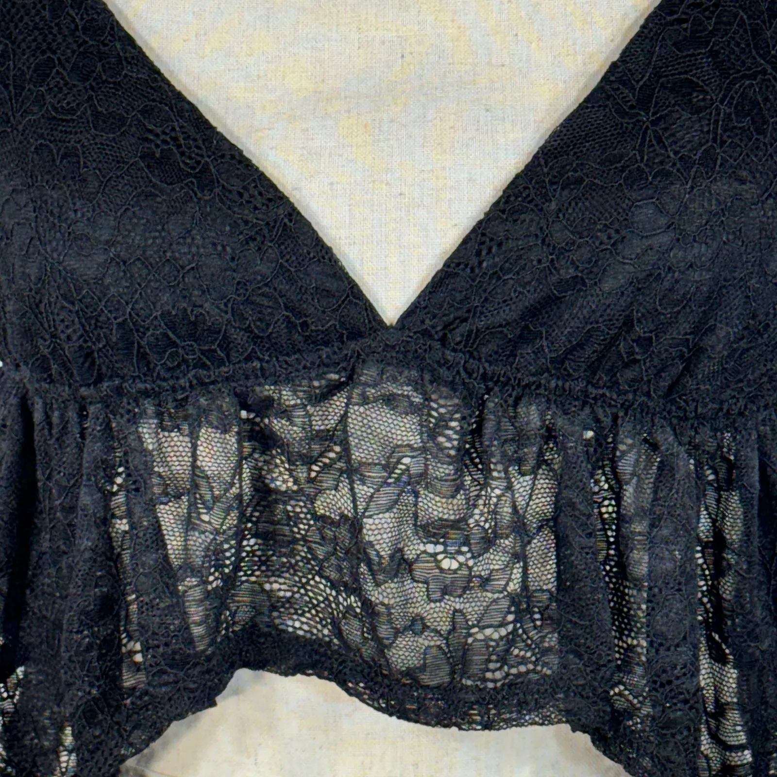 Forever 21 Small Cropped Cami Top Floral Lace Ruffled V-Neck Stretch Adjustable - Image 2