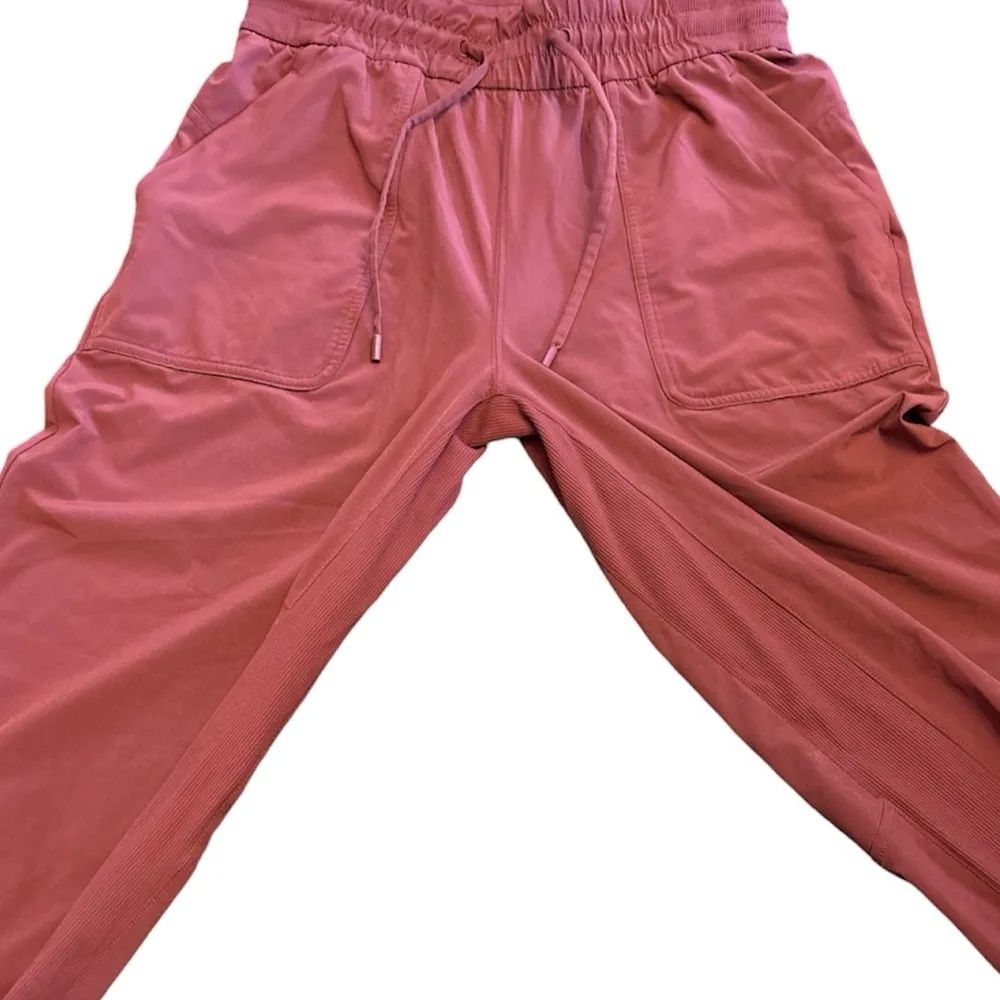 Lululemon Dance Studio Mid-Rise Crop in Brier Rose size 6 - Image 4