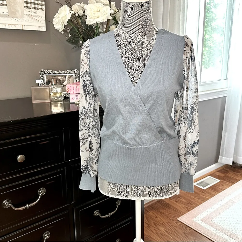 89th + Madison Ashleigh Faux Wrap Sweater Paisley Chiffon Sleeve Size Small NWT Gray - Image 2
