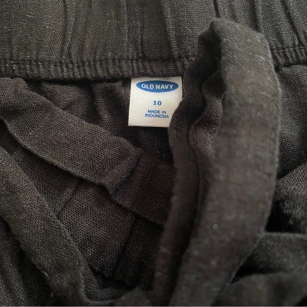 Old Navy Black Linen Tie Shorts - Image 3