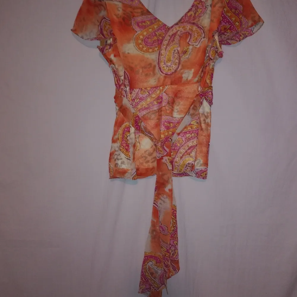 DAISY FUENTES M/L Bright Paisley Floral Lined Tie Back Top in Orange Pink - Image 6