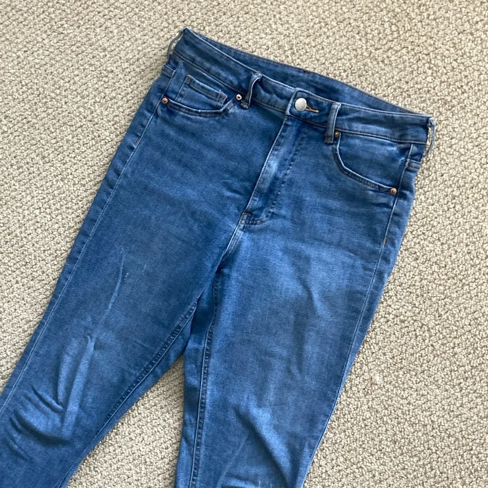 H&M High Rise Skinny Jeans Size 8 Medium Wash Basics Straight Pant Stretch EUC - Image 2