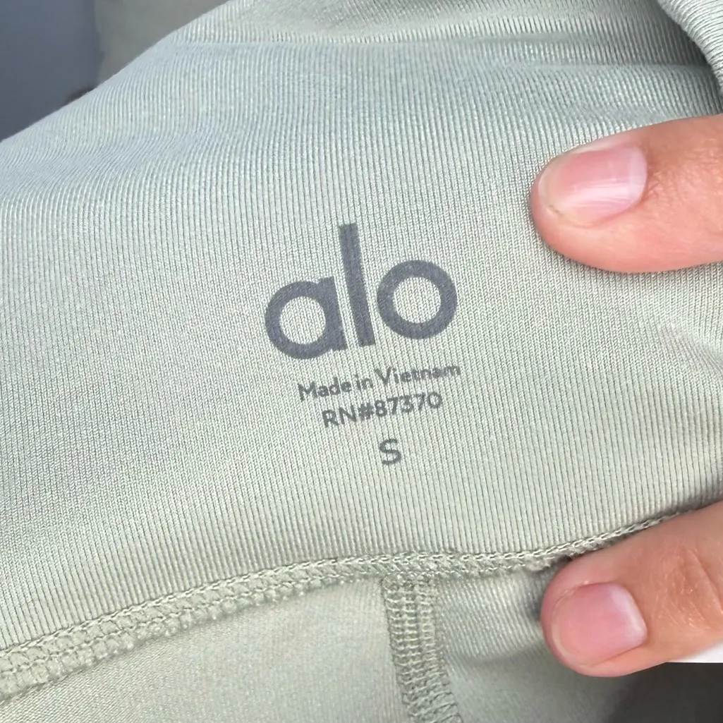 Alo Yoga Airbrush Short 5" Size small - Image 5