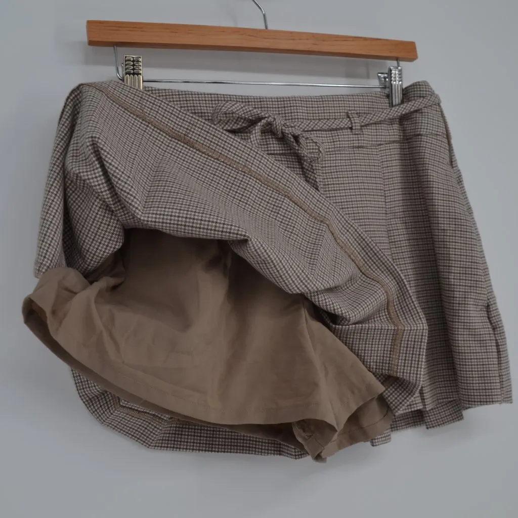 Hollister Mid Rise Pleated Mini Skort Houndstooth Brown M School Girl Tie Waist - Image 5