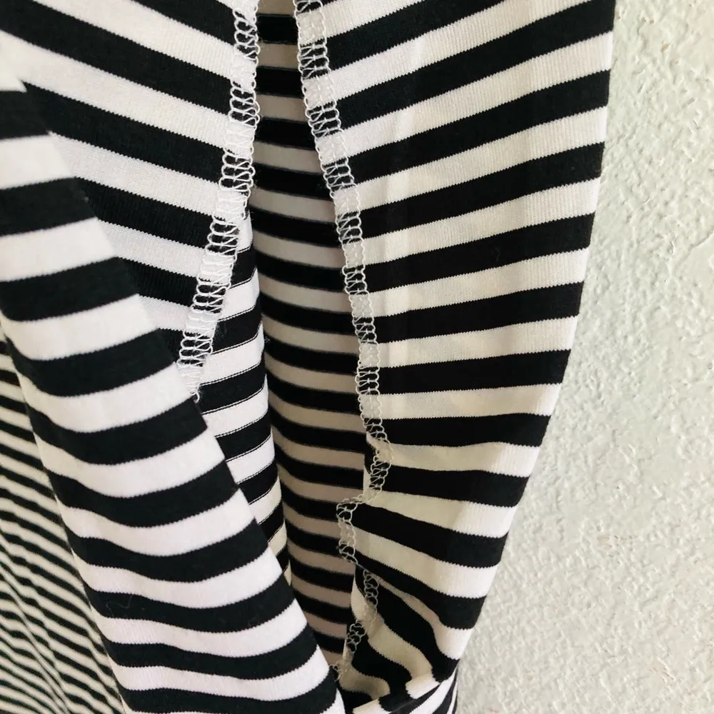 Boohoo NWT  Women’s Sz.4 Stripe Padded Shoulders Tank Top Black & White Viscose - Image 7