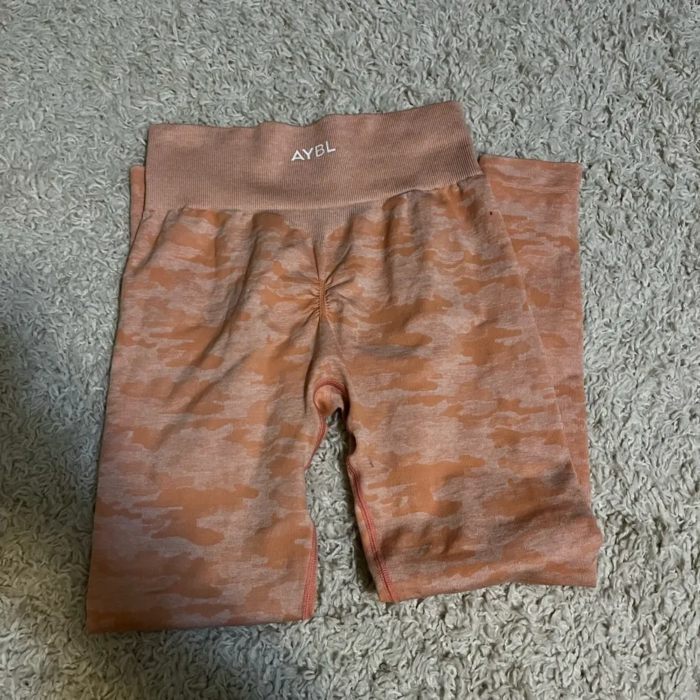 aybl orange peach camo seamless butt scrunch leggings size small - Image 3