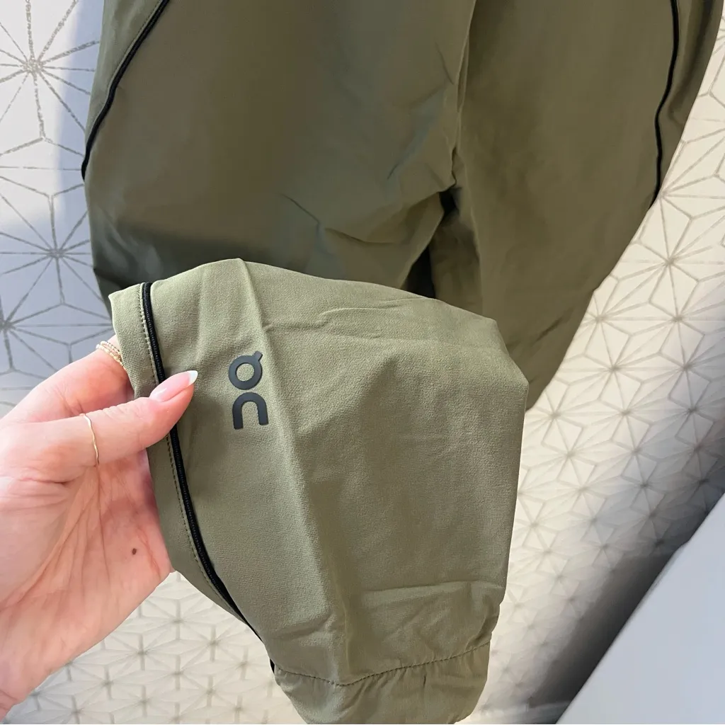 on cloud  Active Pant Green - Image 8