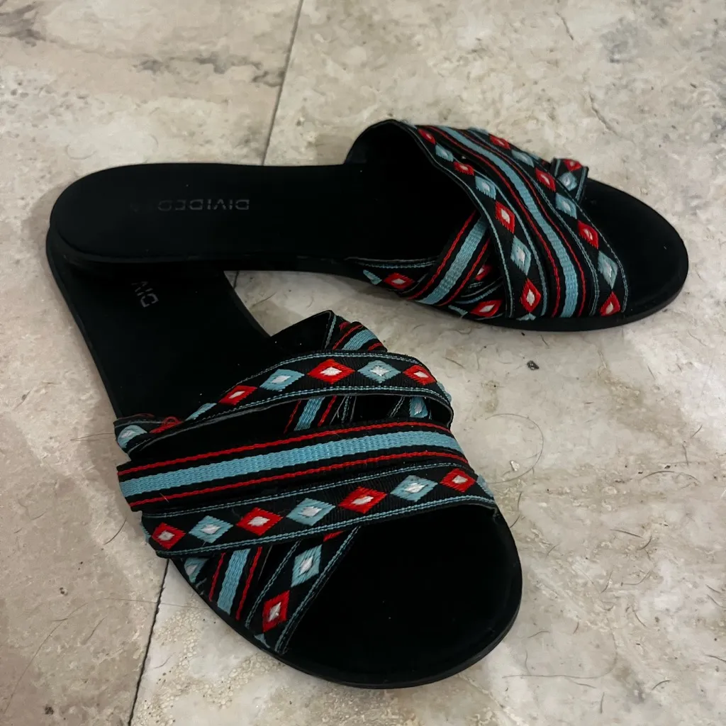 Cocomo Black and Red Patterned Sandals Size 7 - Image 3
