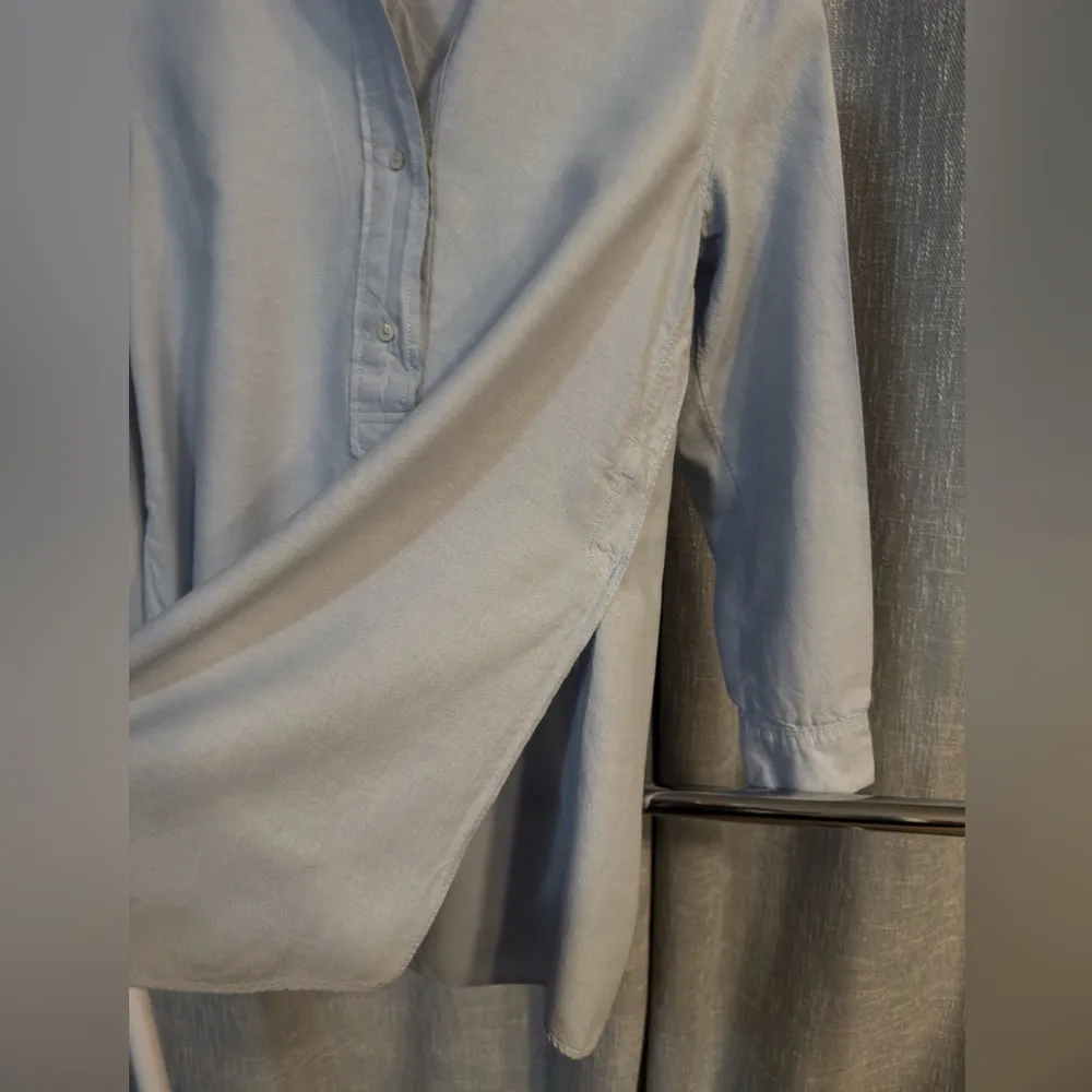 Aerie blue chambray light weight half button up top medium - Image 6