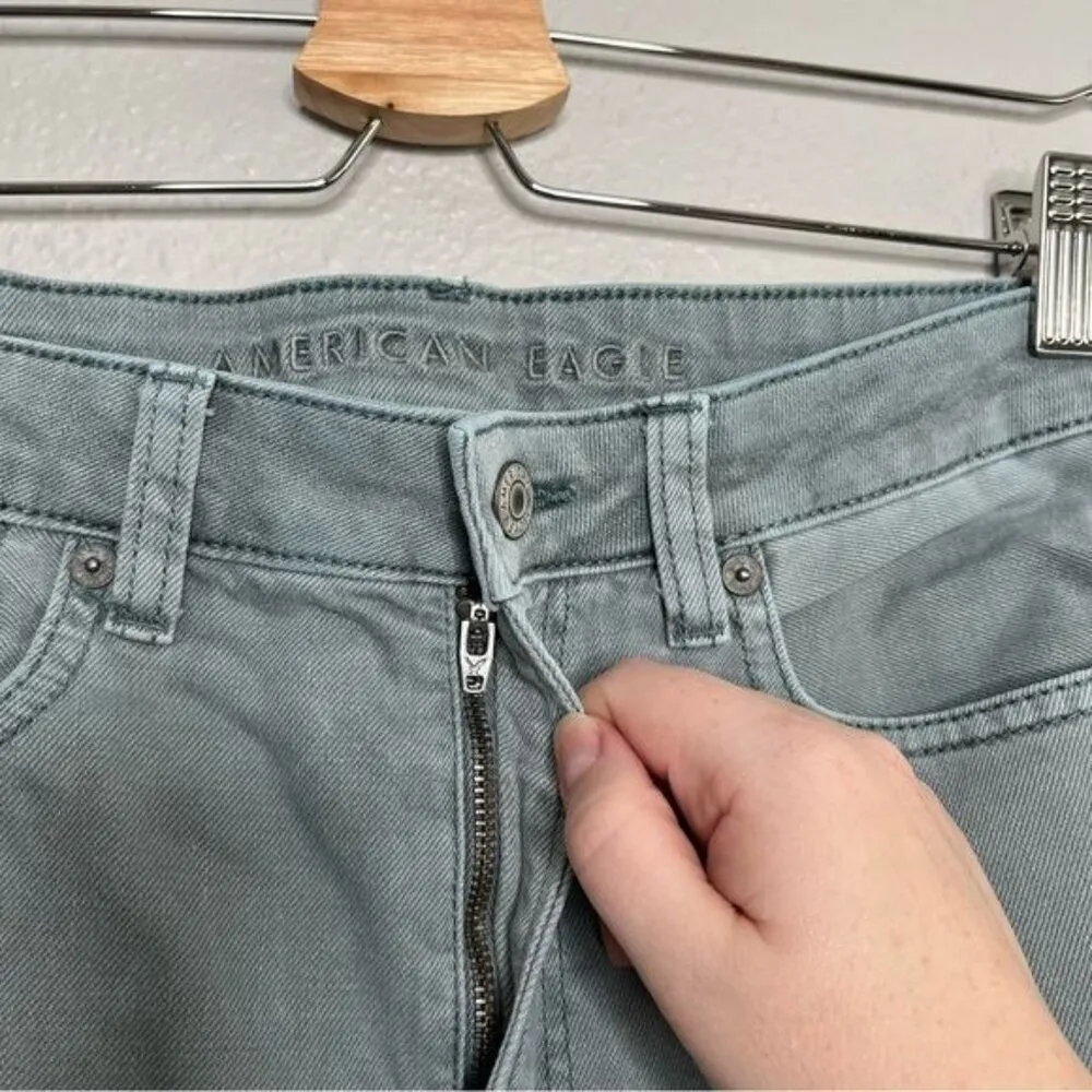 American Eagle distressed ripped high waisted light Wash mom jeans size 6 short - Image 9