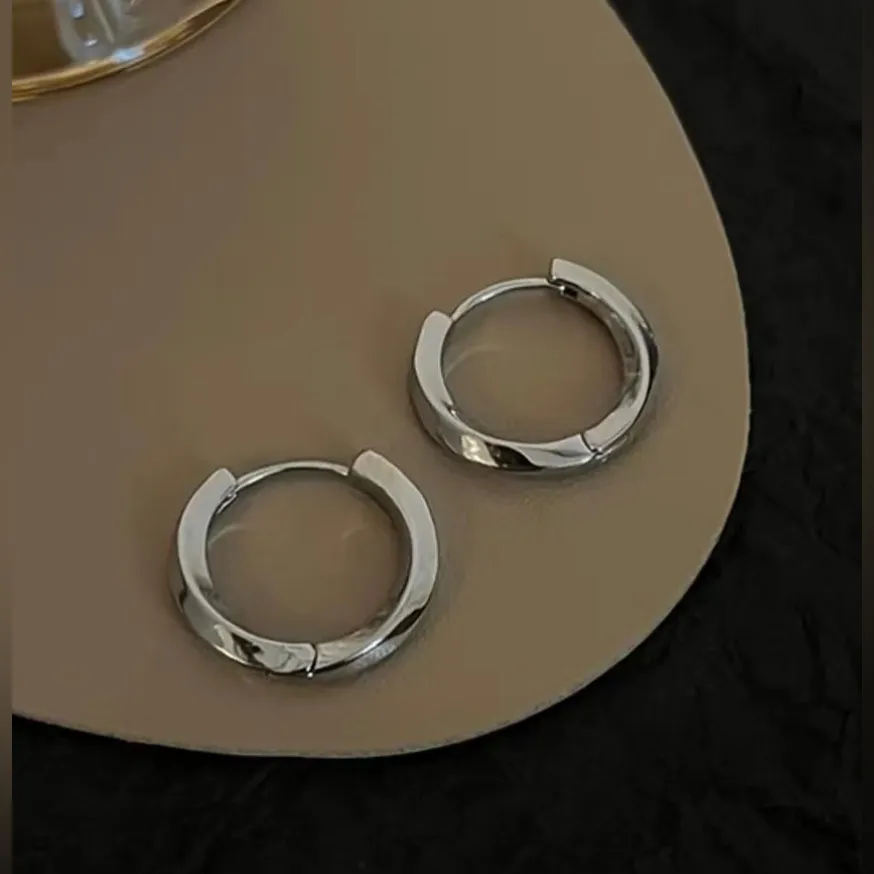 BNIB - Sterling Silver Huggie Hoop Earrings. - Image 3