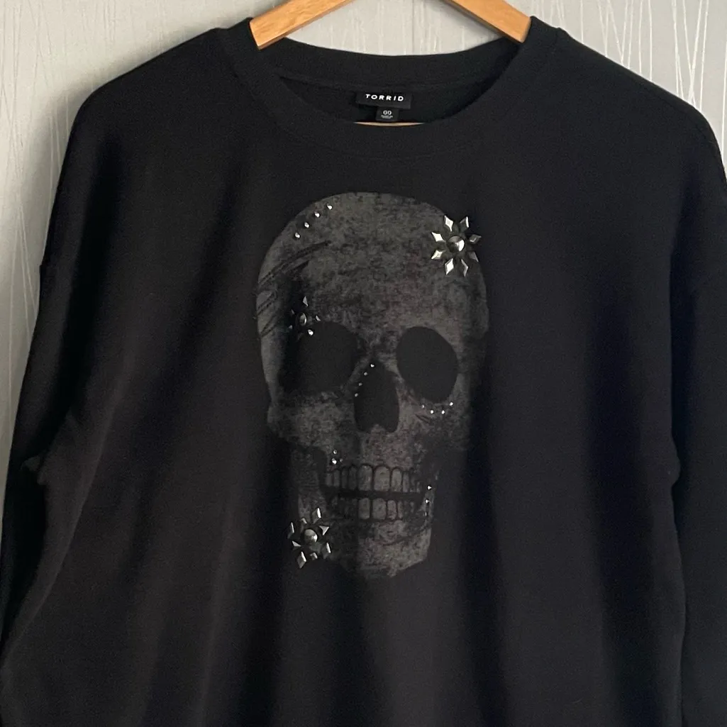 Torrid Skull Classic Fit Sweatshirt Size 00 Womens Medium - Image 4