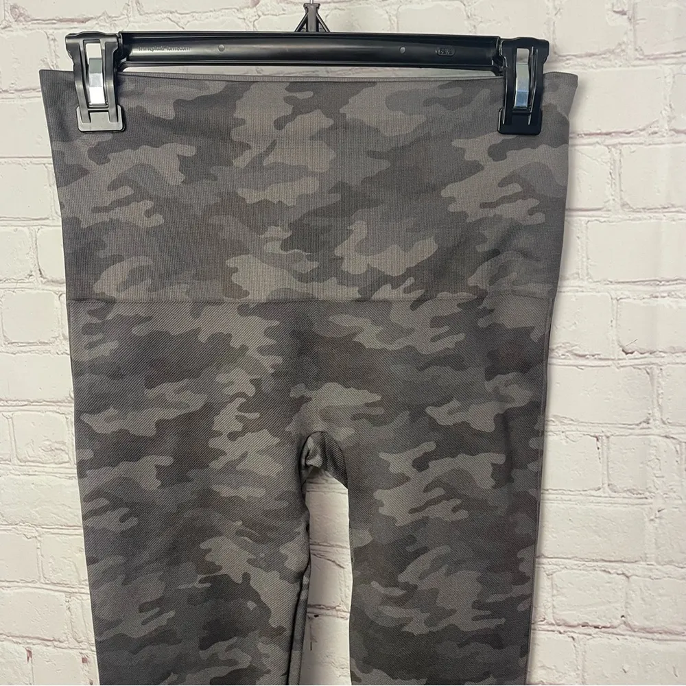 SPANX cropped Camouflage Leggings Form-Fitting Stretch Size Large shapewear - Image 4