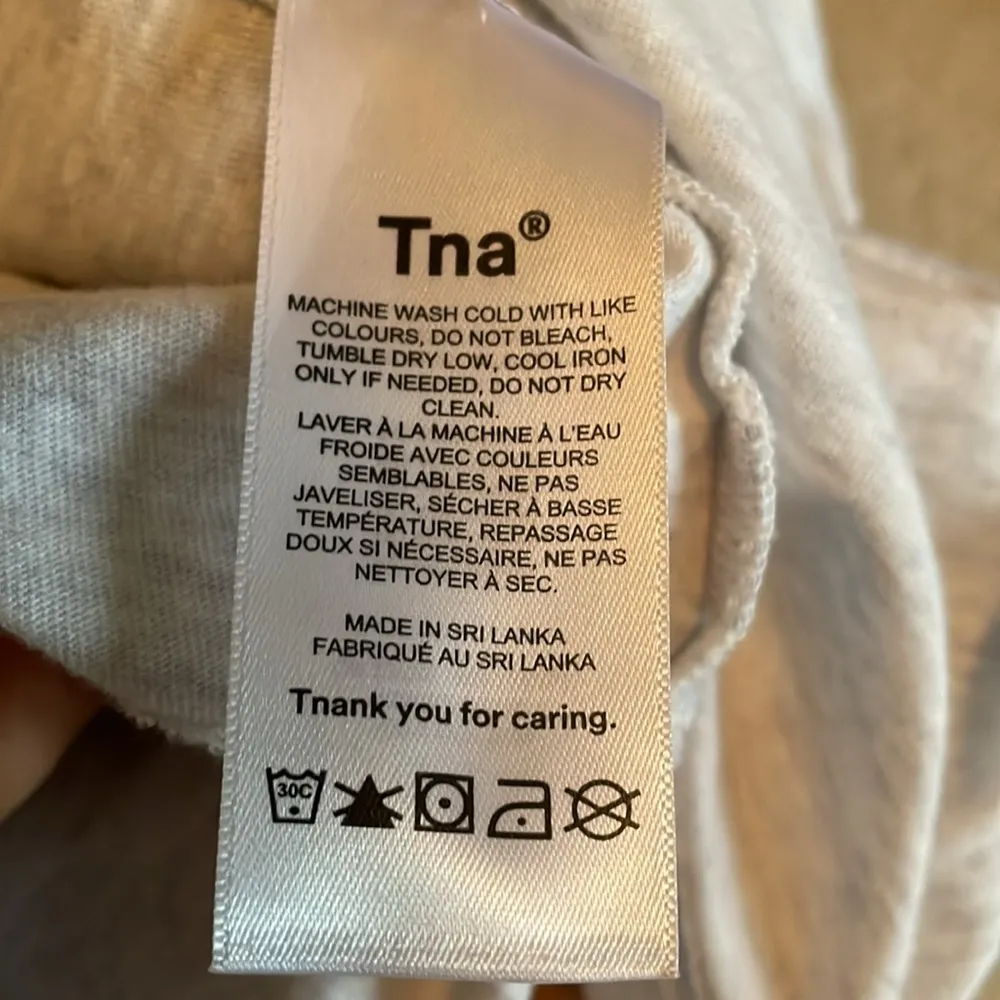 😻 Super Cute TNA Aritzia Light Grey Short Sleeve Cropped T Shirt - Image 10