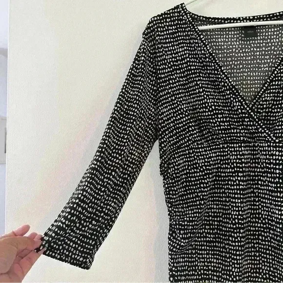 Ann Taylor Women's V-Neck 3/4‎ Sleeve Black And White Abstract Blouse Size Large - Image 2
