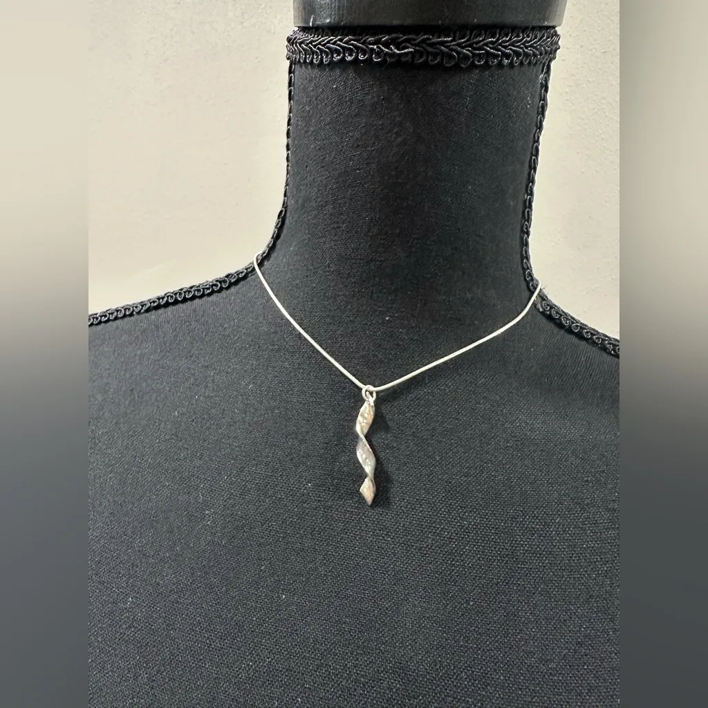 Elegant Silver Twisted Pendant Necklace - Image 3