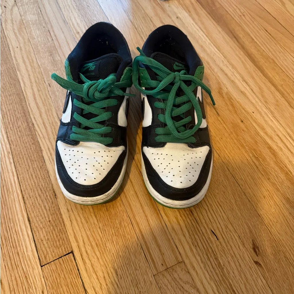 Nike SB Dunk Low Classic Green Sneaker - Image 2