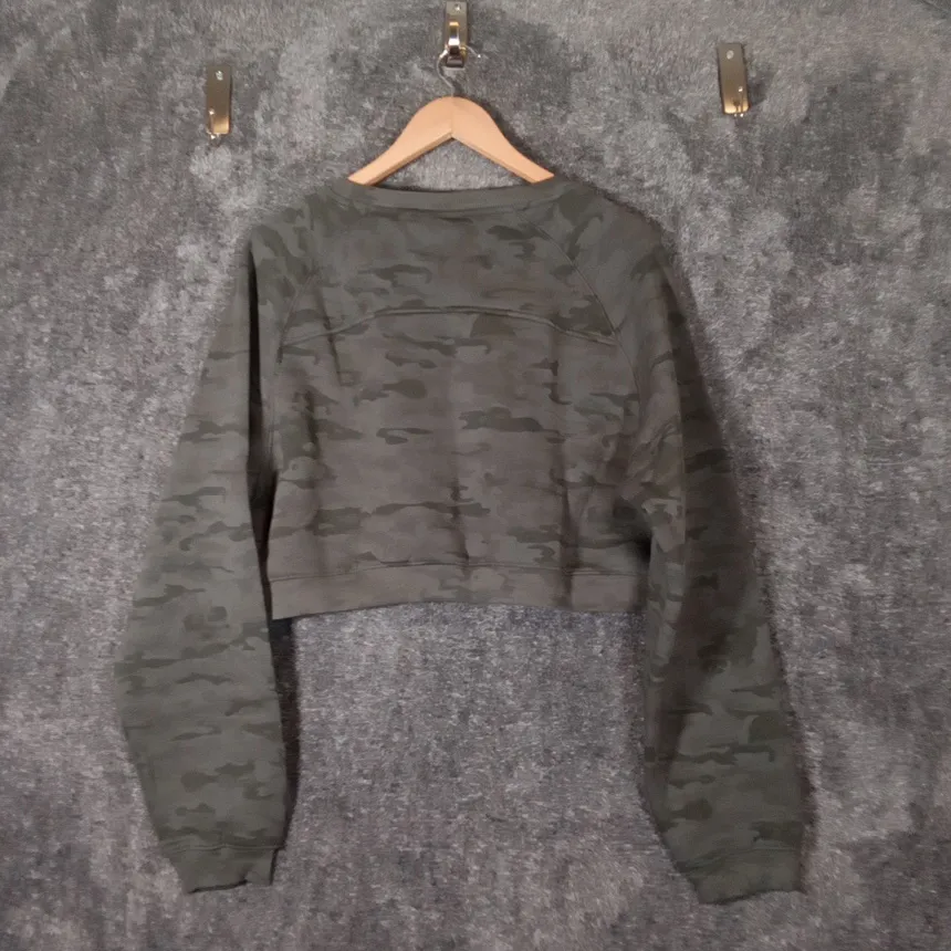 Alphalete Yoga Green Camo Cropped Sweatshirt Long Sleeve Wkmens Large - Image 4