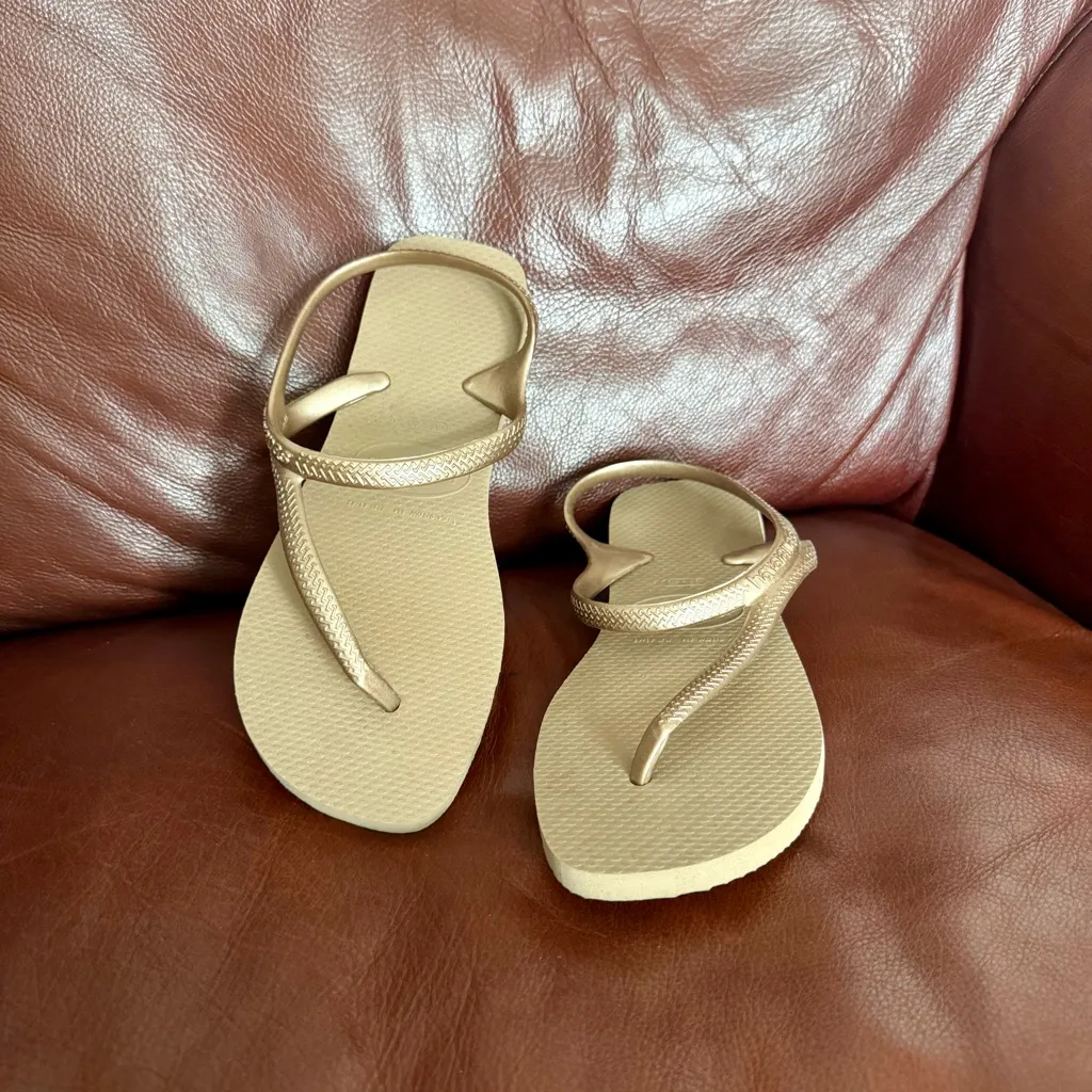 Havaianas Women's Gold Metallic Tan Flip Flops - Image 2