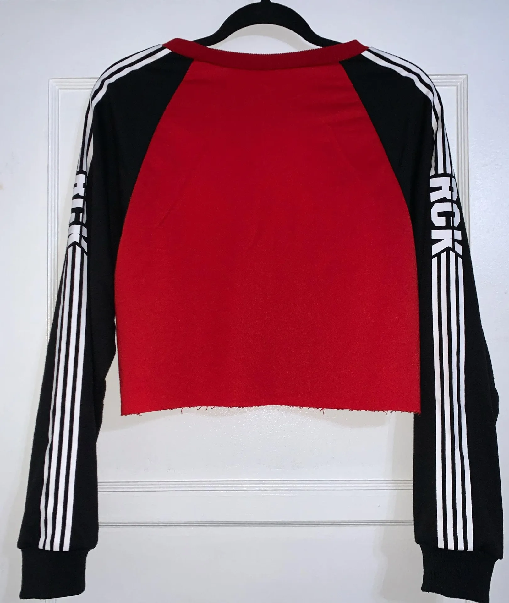 Red black and white striped long sleeve crop top Size M - Image 4