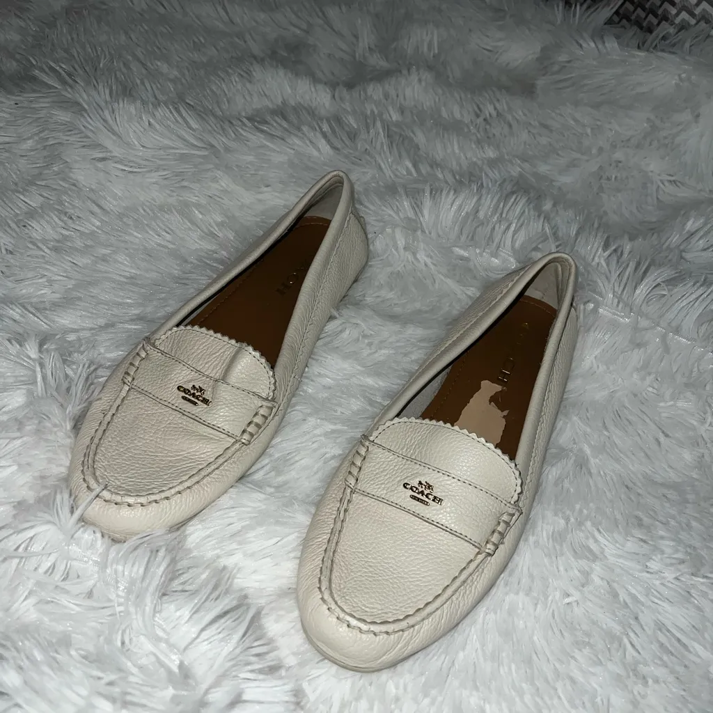 Coach Women's Cream Leather Loafers size Women’s US 9.5 Work Shoe - Image 3