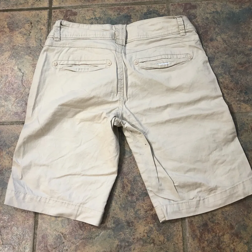 Rewind [] size 3 light khaki Bermuda button shorts - Image 4